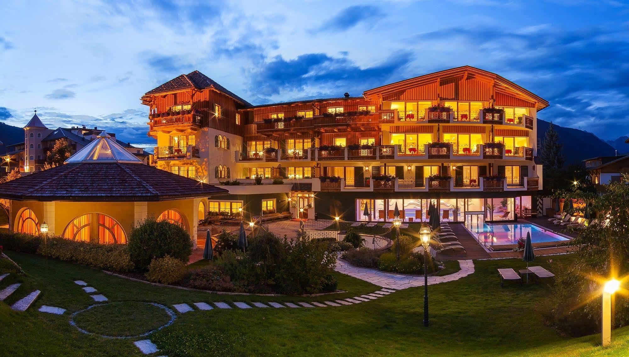 Mirabell Dolomites Hotel - Luxury Ayurveda & Spa Olang Buitenkant foto